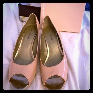 Bandolino Pink & Gold peep toe heels